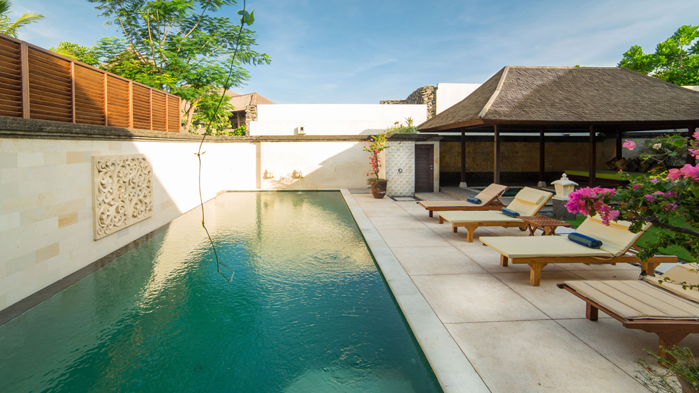 Villa Bayu Gita Residence - Sun loungers by the pool